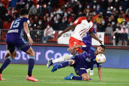 Umar Sadiq y el almeriense Joaquín Fernández en el Almería-Real Valladolid de la campaña 2021-2022.