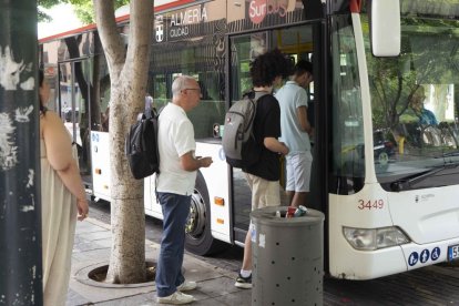 Usuarios accediendo a un autobús urbano de Surbus en Almería.