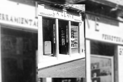 Puerta de La Llave en 1944, en la calle de Granada. Se puede observar una de las neveras que empezaron a ponerse  de moda en aquel tiempo.