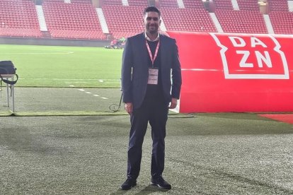 El nuevo dueño del Almería está en todo y pisa el césped llegado el momento.