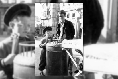 El barquillero con sus dulces de canela y la ruleta que siempre llevaba a cuestas, en la puerta del antiguo edificio de Correos.