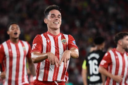 Sergio Arribas con Chirino y Embarba en segundo plano, celebrando el gol de la victoria contra el Sporting.