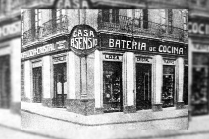 En la esquina de la  calle las Tiendas con Jovellanos estuvo en los años 30 la Casa Asensio, que pasó a llamarse después Casa Martín.