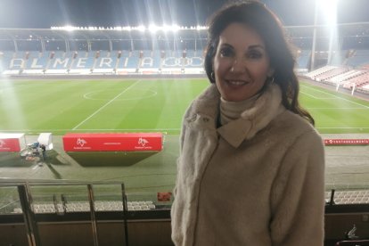 Véronique Fernández en el estadio Mediterráneo cuando su hijo Enzo era del Almería.