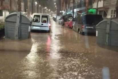 Imagen de una avenida inundada en Roquetas de Mar.
