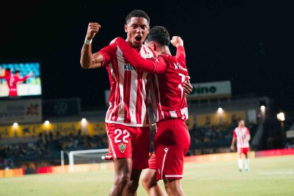 Chirino grita y celebra con Arribas el 0-1.