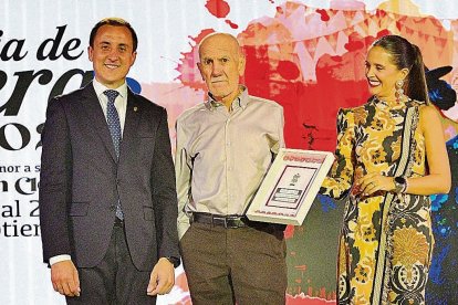 Frasquito, distinción a la trayectoria deportiva.