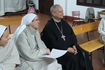 Carmen Toledano junto a Robert Prevost, futuro Papa León XIV.