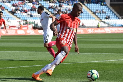 Pervis Estupiñán con el Almería, donde estuvo una temporada, la más agónica de la historia rojiblanca.