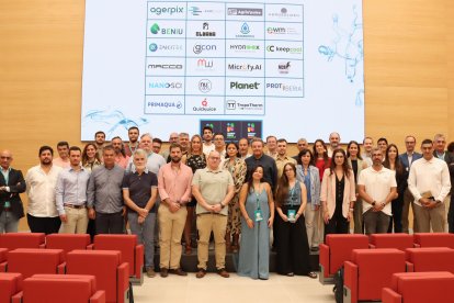 Foto de familia de los responsables de las empresas seleccionadas con los profesionales de Cajamar.