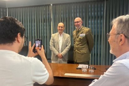 Rafael Quirosa-Cheyrouze y Muñoz, junto al teniente general Miguel Ballenilla.