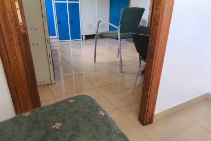 Zona del puesto de Cabroneras inundada por aguas sucias.