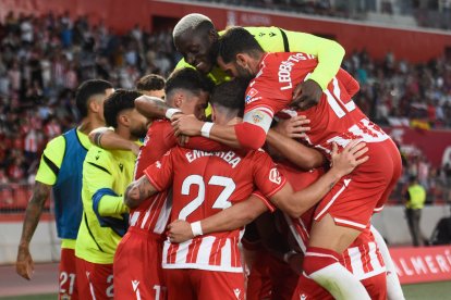 Una piña celebrando los goles que fueron cayendo en cascada en una segunda mitad tremenda.