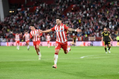 El ‘23’ del Almería celebra su gol al Zarazago en el Estadio Mediterráneo.