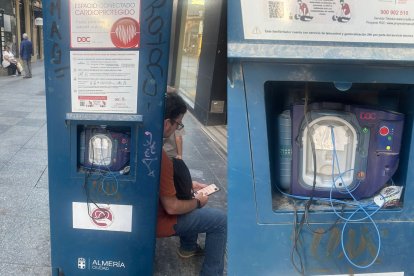 Tótem urbano con desfibrilador en el entorno del Mercado Central.