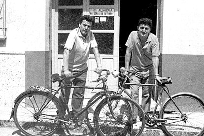 Pegatina con el eslogan de Almería en el taller de fotograbado en los Vizcaíno, en la calle Gran Capitán. Años 60.