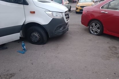 Dos de los vehículos a los que les han pinchado las ruedas durante la pasada madrugada.