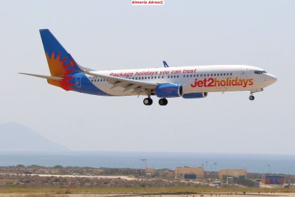 Boeing 737 de Jet2 aterrizando en el Aeropuerto de Almería con el Cabo de Gata de fondo.