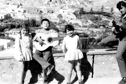 Los hermanos Asensio eran del barrio de la Almedina. A veces subían al cerro de La Alcazaba para lucir sus guitarras compradas en Richoly.