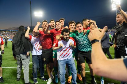 Buñuel abrazado a Turki Al-Sheikh el día del ascenso a Primera en Butarque.