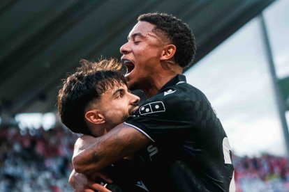 Arnau y Chirino celebrando el gol que adelantaba el Almería en 'El Arcángel' antes de la media hora.
