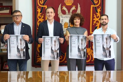 Presentación del cartel de la obra 'La Reina que no quiso reinar'.