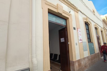 Fachada del centro de acogida 'Mambré, calor y café' de Cáritas en Alcalde Muñoz.