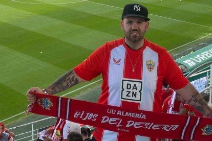 Jorge Titos celebrando el gol del Almería en 'El Arcángel' junto a su familia.