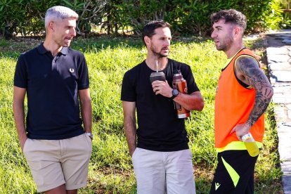 Salva Sevilla, Pablo Piatti y Adri Embarba tras finalizar el entrenamiento del Almería en el Anexo del Mediterráneo.
