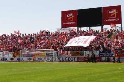 Ambiente espectacular en el Lorca-Almería que se celebró el 13 de mayo de 2007. Hubo invasión rojiblanca.