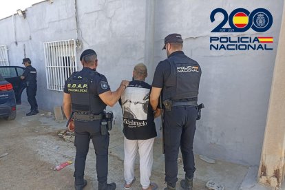 Un agente de Policía Nacional y otro de la Policía Local de El Ejido, con uno de los detenidos.