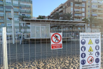 El puesto de socorrismo de la Playa de Las Conchas, en El Zapillo, perimetrado este viernes ante el comienzo de su desmontaje.