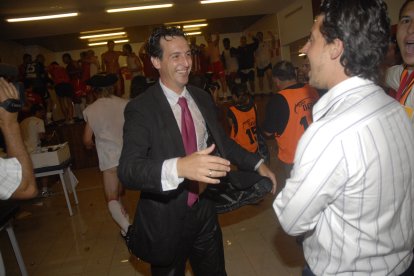 Emery repartiendo saludos tras ascender al Almería a Primera División.