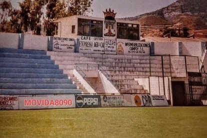 Las cabinas para la prensa en el viejo campo donde jugaba el Lorca.