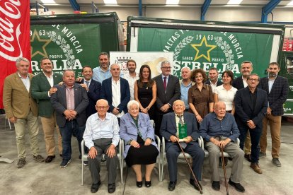 Imagen de socios y autoridades en la histórica fábrica de La Filabresa de Serón al cumplir 70 años.