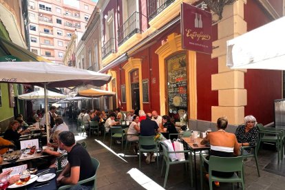 La terraza de Entrefinos, llena y al sol de Almería.