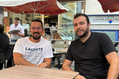 Carlos Beltrán, director comercial de Beltrán Asesores, con el nuevo dueño de Café Barea.