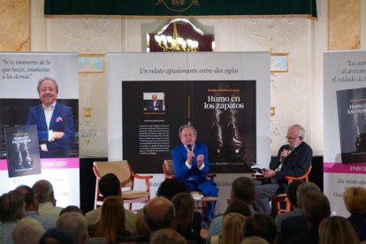 Enrique Martínez Leyva y el periodista Juan Tortosa en la sala noble del Círculo Mercantil.