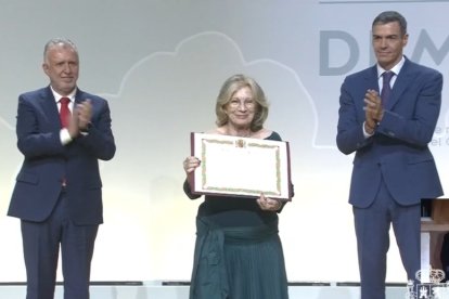 María Rosario Quirantes, sobrina nieta de Diego Ventaja, con el diploma que reconoce al obispo como víctima de la Guerra Civil.