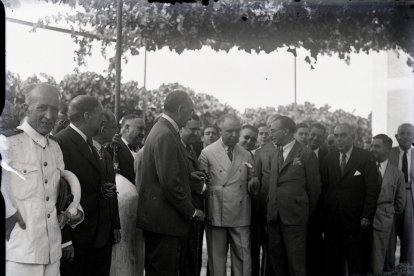 El ministro de Marina, Juan José Rocha, con el traje blanco cruzado junto a otra autoridades de la época en el Cortijo Martos de Pechina, mirando pámpanos de uva.