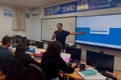 Cristóbal Castillo llevando a cabo una de sus clases en materia fiscal en el IES Abdera.