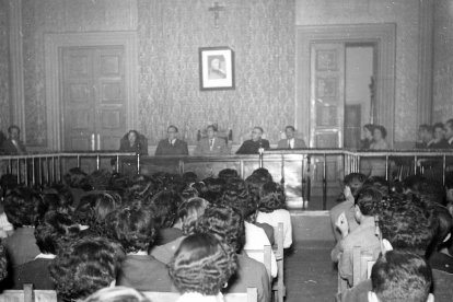 En el salón de actos del instituto de la calle Javier Sanz el retrato de Franco sobrevivió hasta el año 1977. Era un Franco joven que se codeaba con el crucifijo que presidía la habitación.