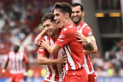 Embarba (6 goles) y Arribas (5) con Leo Baptistao de testigo.