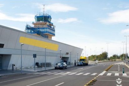 En amarillo, el lugar en el que se instalará el cartel con el nombre del Aeropuerto de Almería.