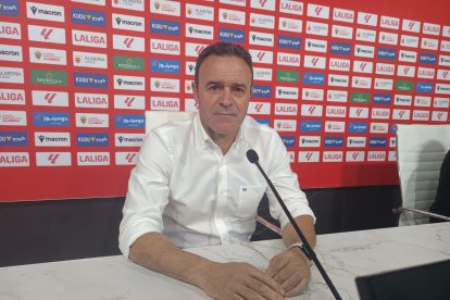 En su puesta de largo en la sala de prensa.