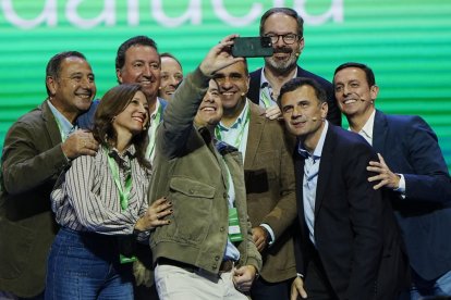 Los presidentes provinciales, con Juanma Moreno.