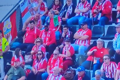 Miradas perdidas y desencanto en la grada ante la triste noticia.