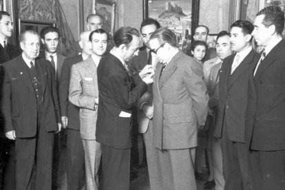 Jesús de Perceval impuso al Gobernador civil el Indalo de oro con motivo de la inauguración de la Biblioteca Villaespesa el 18 de mayo de 1947.