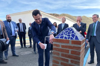 El presidente de la Junta de Andalucía, Juanma Moreno, probando el agua de la potabilizadora.