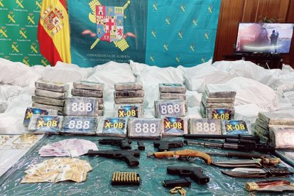 Cocaína, hachís y armas incautados en la operación Lukena.